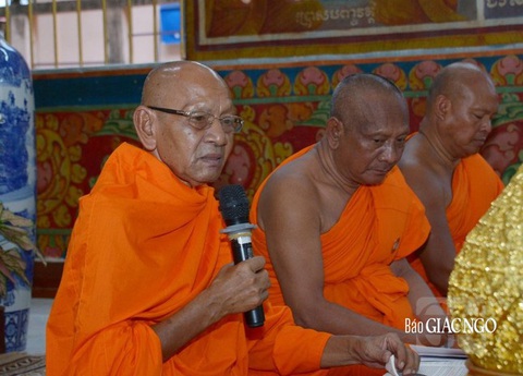 Hòa thượng Đào Như giáo giới, nghiêm khắc nhắc nhở Đại đức Nhuận Đức về những nguyên tắc thuyết giảng và ứng xử của một Tăng sĩ - Ảnh: Giác Ngộ Online Hòa thượng Đào Như giáo giới, nghiêm khắc nhắc nhở đại đức Thích Nhuận Đức về những nguyên tắc thuyết giảng và ứng xử của một tăng sĩ - Ảnh: Giác Ngộ Online