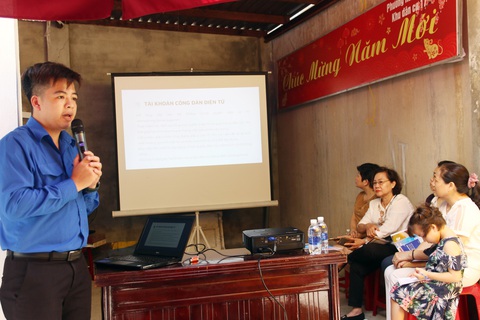 67% hồ sơ dịch vụ công ở Đà Nẵng được làm qua mạng, nhờ đâu?- Ảnh 1. Một buổi tuyên truyền hướng dẫn người dân làm quen dịch vụ công trực tuyến ở Đà Nẵng - Ảnh: TRƯỜNG TRUNG