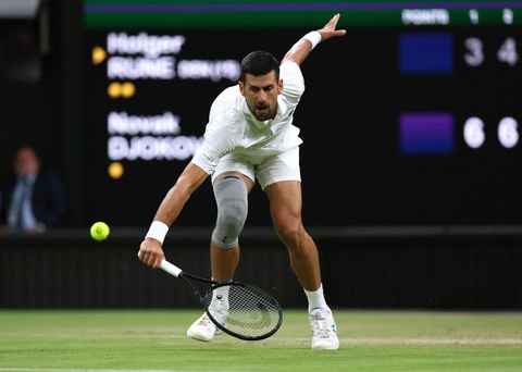 Wimbledon 2024 phải trả lại 250.000 bảng Anh tiền vé vì mưa lớn- Ảnh 2. Djokovic vào bán kết Wimbledon 2024 mà không tốn giọt mồ hôi nào - Ảnh: REUTERS