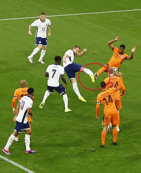 Gary Neville chỉ trích quả phạt đền cho tuyển Anh ‘đáng hổ thẹn’- Ảnh 1. Tình huống truy cản của Dumfries dẫn đến quả phạt đền cho tuyển Anh - Ảnh: REUTERS