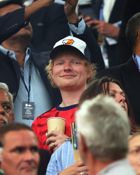 Adele bật chế độ 'mỏ hỗn' khi đi xem bóng đá khiến netizen cười ngất- Ảnh 2. Ed Sheeran cũng đến xem trận đấu.