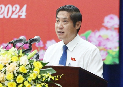 6 tháng, Quảng Nam thu ngân sách hơn 12.200 tỉ đồng- Ảnh 1. Ông Phan Thái Bình - phó chủ tịch thường trực UBND tỉnh Quảng Nam - báo cáo tình hình kinh tế - xã hội 6 tháng đầu năm - Ảnh: LÊ TRUNG