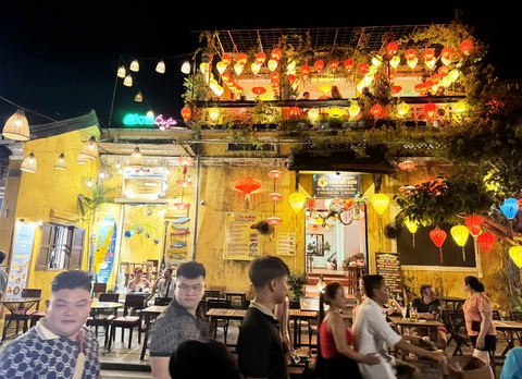 6 tháng, Quảng Nam thu ngân sách hơn 12.200 tỉ đồng- Ảnh 3. Tổng lượt khách tham quan, lưu trú du lịch đạt 4,6 triệu lượt, tăng 18% so với cùng kỳ - Ảnh: LÊ TRUNG