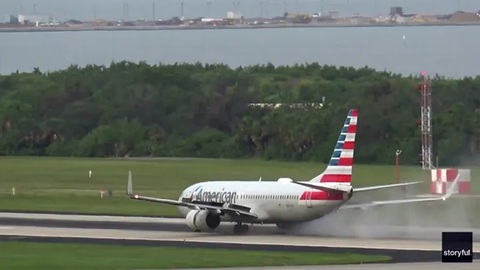 Khoảnh máy máy bay Boeing 737-800 của Hãng hàng không American Airlines nổ lốp khi đang cất cánh hôm 10-7 (giờ Mỹ) - Ảnh: FOX NEWS Khoảnh khắc máy bay Boeing 737-800 của Hãng hàng không American Airlines nổ lốp khi đang cất cánh hôm 10-7 (giờ Mỹ) - Ảnh: FOX NEWS