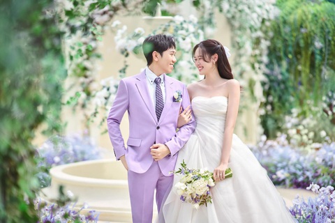 Thiệp cưới không có ‘dấu cộng’ của Anh Đức và Quỳnh Anh- Ảnh 1. Anh Đức và Quỳnh Anh khoe ảnh cưới ngọt ngào