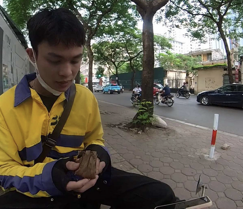 Shipper Gen Z tự thử thách kiếm 100 triệu đồng trong 4 tháng- Ảnh 3. Nam shipper tranh thủ nghỉ ngơi sau những cuốc chạy hoặc giao hàng. (Ảnh: NVCC)