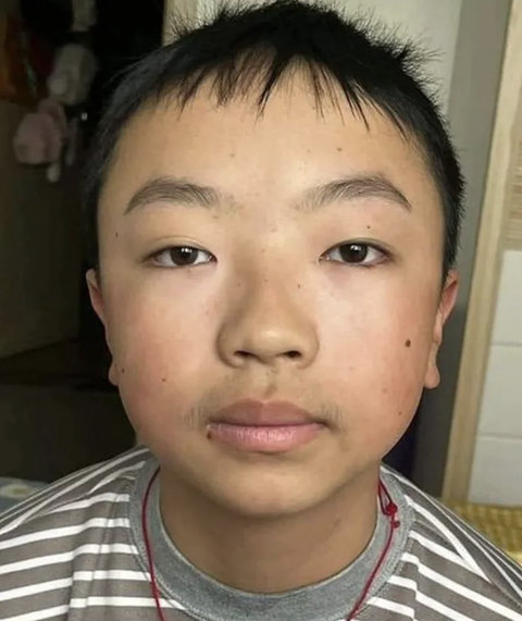 Chị gái lôi em trai ra thực hành makeup, kết quả 'lác mắt'- Ảnh 1. Chưa có ai làm mẫu thì lôi đại em trai ra