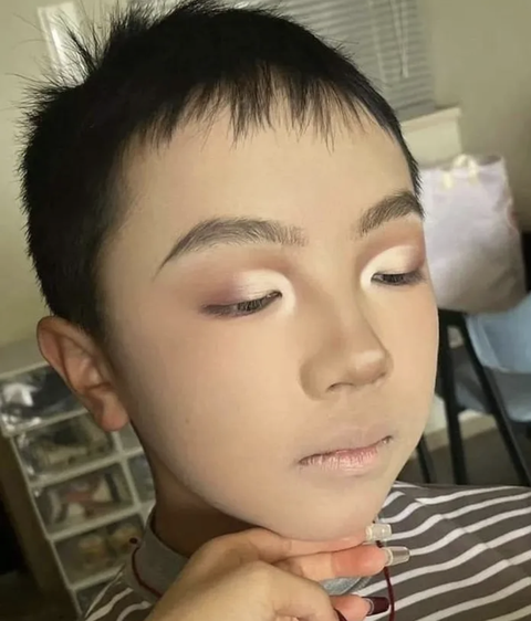 Chị gái lôi em trai ra thực hành makeup, kết quả 'lác mắt'- Ảnh 2. Gương mặt bầu bĩnh của em trai sau khi được phủ một lớp nền. Mọi thứ vẫn ổn.