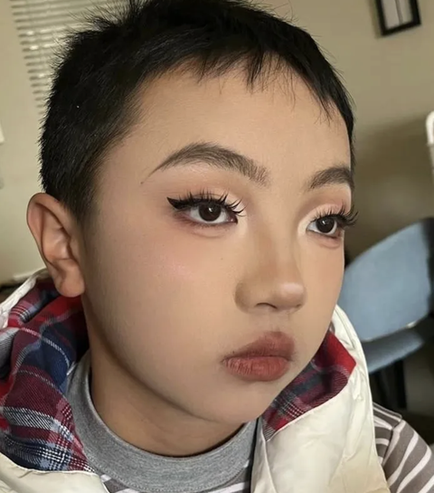 Chị gái lôi em trai ra thực hành makeup, kết quả 'lác mắt'- Ảnh 4. Trong thoáng chốc, cậu bé dường như đã