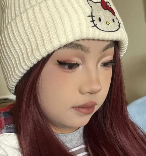 Chị gái lôi em trai ra thực hành makeup, kết quả 'lác mắt'- Ảnh 5. Đội thêm tóc giả cùng một chiếc nón len điệu đà, a-lê-hấp cậu bé đã trở thành một mỹ nhân.