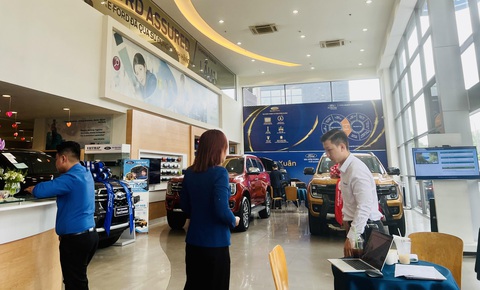 Nhiều người mất tiền vì mua ô tô giá rẻ trên mạng- Ảnh 1. Để tránh mắc bẫy khi mua ô tô giá siêu rẻ như quảng cáo, nhiều chuyên gia ô tô khuyên nên mua xe ở hãng, đại lý có địa chỉ rõ ràng - Ảnh: THẢO THƯƠNG
