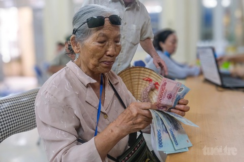 Người hưởng lương hưu nhận lương mới của tháng 7-2024 tại điểm chi trả tại quận Ba Đình, Hà Nội - Ảnh: HÀ QUÂN Người dân nhận lương hưu mới của tháng 7-2024 tại một điểm chi trả tại quận Ba Đình, Hà Nội - Ảnh: HÀ QUÂN