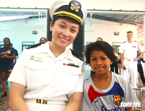 , trung úy Sarah Merrill - Phòng Văn hóa thông tin, Hạm đội 7 Hoa Kỳ tại mái ấm Nhân Ái (TP Cam Ranh, tỉnh Khánh Hòa) - Ảnh: NGUYỄN HOÀNG Trung úy Sarah Merrill - Phòng Văn hóa thông tin, Hạm đội 7 Hoa Kỳ - tại mái ấm Nhân Ái (TP Cam Ranh, tỉnh Khánh Hòa) - Ảnh: NGUYỄN HOÀNG