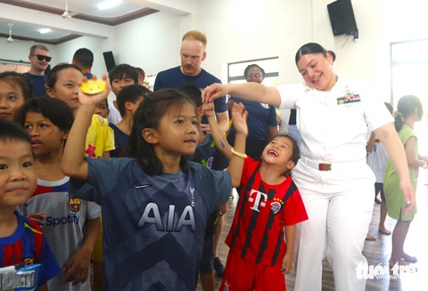 Các em nhỏ ở mái ấm Nhân Ái (TP Cam Ranh, tỉnh Khánh Hòa) nhún nhảy theo những giai điệu vui vẻ - Ảnh: NGUYỄN HOÀNG Các em nhỏ ở mái ấm Nhân Ái (TP Cam Ranh, tỉnh Khánh Hòa) nhún nhảy theo những giai điệu vui vẻ - Ảnh: NGUYỄN HOÀNG