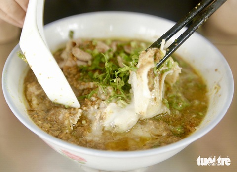 Hủ tiếu sa tế Tô Ký: Công thức gia truyền gần một thế kỷ lừng danh Chợ Lớn- Ảnh 1. Tô hủ tiếu sa tế của quán Tô Ký - Ảnh: THÙY LINH