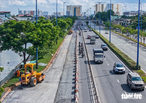 Xóa 'con lươn', mở rộng đường Võ Văn Kiệt từ Tân Kiên về hầm Thủ Thiêm- Ảnh 1. Khu vực được cải tạo, mở rộng là làn xe máy đường Võ Văn Kiệt (bên phải tuyến hướng từ nút giao Tân Kiên về đường hầm Thủ Thiêm) - Ảnh: CHÂU TUẤN