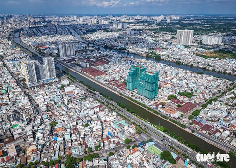 Xóa 'con lươn', mở rộng đường Võ Văn Kiệt từ Tân Kiên về hầm Thủ Thiêm- Ảnh 2. Nhìn từ trên cao đoạn cải tạo dài khoảng 8km thuộc đường Võ Văn Kiệt - Ảnh: LÊ PHAN