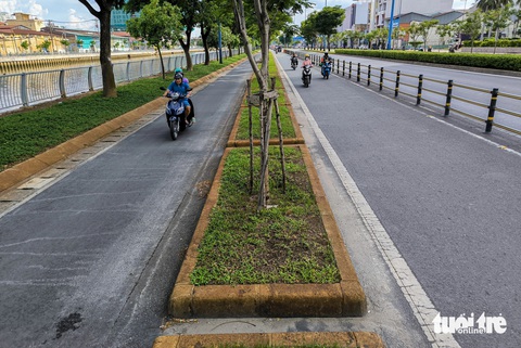 Xóa 'con lươn', mở rộng đường Võ Văn Kiệt từ Tân Kiên về hầm Thủ Thiêm- Ảnh 5. Thời gian qua, một số vụ va chạm giao thông đã xảy ra trên tuyến đường này do quẹt phải con lươn đường - Ảnh: CHÂU TUẤN