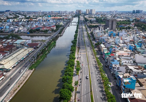 Xóa 'con lươn', mở rộng đường Võ Văn Kiệt từ Tân Kiên về hầm Thủ Thiêm- Ảnh 13. Trước đó, năm 2009, đường Võ Văn Kiệt đã chính thức thông xe liên kết trung tâm TP.HCM, quận 2, Thủ Đức (cũ) về cửa ngõ phía Tây thành phố - Ảnh: LÊ PHAN