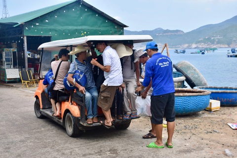 Không quảng bá, tổ chức tour đến đảo Bình Ba, Bình Hưng- Ảnh 1. Các nhóm khách trên đảo Bình Hưng di chuyển bằng xe điện - Ảnh: MINH CHIẾN