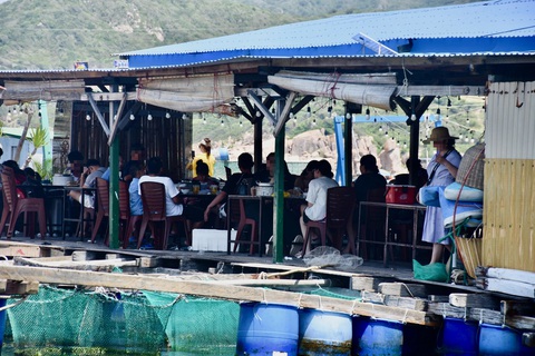 Không quảng bá, tổ chức tour đến đảo Bình Ba, Bình Hưng- Ảnh 3. Các bè nổi trên đảo Bình Hưng chen kín khách - Ảnh: MINH CHIẾN