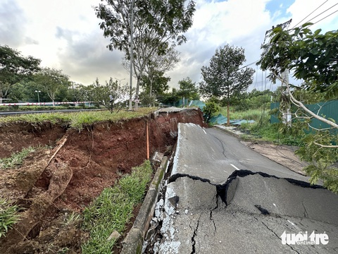 Quốc lộ 14 sạt trượt rất nghiêm trọng từ tháng 8-2023 đến nay vẫn chưa khắc phục - Ảnh: TRUNG TÂN Quốc lộ 14 sạt trượt rất nghiêm trọng từ tháng 8-2023 đến nay vẫn chưa khắc phục - Ảnh: TRUNG TÂN