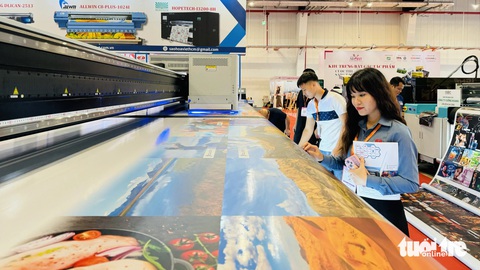 Khai mạc Festival quảng cáo Việt Nam, trưng bày loạt thiết bị và công nghệ bạc tỉ- Ảnh 2. Máy in UV khổ lớn 6,8m được vận chuyển bằng container từ Trung Quốc, nhập khẩu vào Việt Nam. Giá thành dao động từ 2-3 tỉ đồng/máy, hiện ở Việt Nam chỉ có vài doanh nghiệp đầu tư - Ảnh: BÔNG MAI