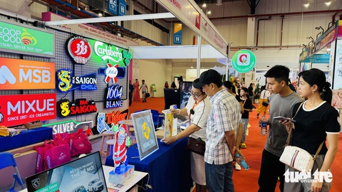 Khai mạc Festival quảng cáo Việt Nam, trưng bày loạt thiết bị và công nghệ bạc tỉ- Ảnh 3. Các sản phẩm về hộp đèn quảng cáo thu hút khách tham quan - Ảnh: BÔNG MAI