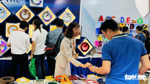 Khai mạc Festival quảng cáo Việt Nam, trưng bày loạt thiết bị và công nghệ bạc tỉ- Ảnh 4. Nhiều loại chữ được thiết kế để dùng trong biển bảng quảng cáo - Ảnh: BÔNG MAI