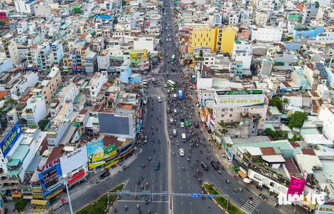 Lý do TP.HCM ưu tiên mở rộng đường Đinh Bộ Lĩnh, Xô Viết Nghệ Tĩnh- Ảnh 1. Đường Xô Viết Nghệ Tĩnh (hướng từ Hàng Xanh về quốc lộ 13) có một số nút