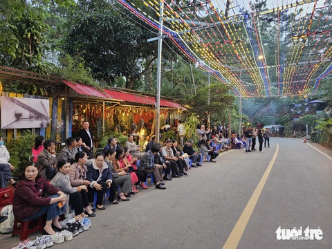 Đà Lạt tiếp tục triển khai Cung đường nghệ thuật vì quá hút khách- Ảnh 3. Du khách ngồi dọc tuyến đường Lý Tự Trọng tham dự các hoạt động nghệ thuật - Ảnh: M.V
