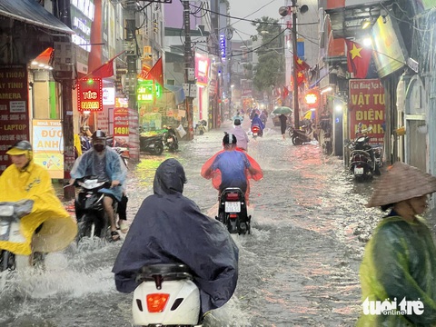 Mưa lớn, nhiều đường phố Hà Nội ngập lút bánh xe- Ảnh 1. Tuyến đường Xuân Đỉnh ngập úng kéo dài hàng trăm mét, sâu 20-30cm - Ảnh: PHẠM TUẤN