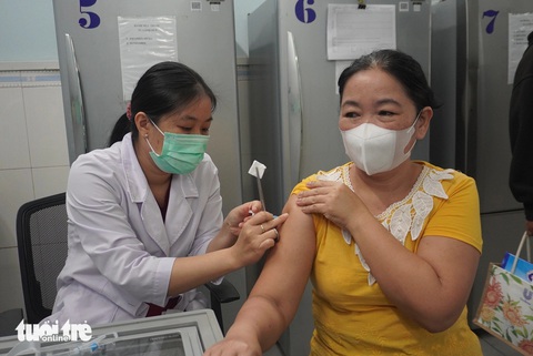 Nguy cơ lan truyền bạch hầu đến TP.HCM là có thể xảy ra- Ảnh 1. Người dân đi tiêm vắc xin bạch hầu tại Viện Pasteur TP.HCM - Ảnh: DIỆU HIỀN