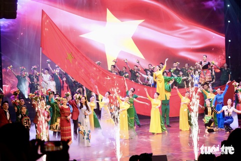 80 năm vang mãi bản hùng ca- Ảnh 1. Liên hoan nghệ thuật quần chúng lực lượng vũ trang và thanh niên, sinh viên lần thứ 10 là sự kiện quy mô lớn hướng đến chào mừng 80 năm Ngày thành lập Quân đội nhân dân Việt Nam - Ảnh: HÀ THANH