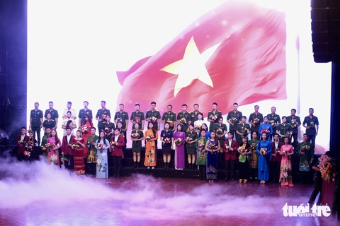 80 năm vang mãi bản hùng ca- Ảnh 3. Mãn nhãn các màn trình diễn nghệ thuật đa sắc màu, hội tụ những gương mặt tiêu biểu trong phong trào văn hóa văn nghệ của lực lượng vũ trang và thanh niên, sinh viên toàn quốc - Ảnh: HÀ THANH
