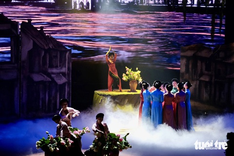 80 năm vang mãi bản hùng ca- Ảnh 4. Phần thi diễn của đoàn nghệ thuật quần chúng Ban chỉ huy quân sự quận Hoàng Mai, Bộ Tư lệnh thủ đô Hà Nội mang đậm bản sắc văn hóa thủ đô ngàn năm văn hiến - Ảnh: HÀ THANH