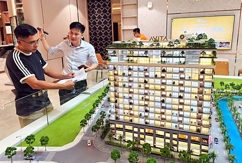 Người dân tìm hiểu các căn hộ tại một dự án bất động sản ở TP Thủ Đức - Ảnh: NGỌC HIỂN Người dân tìm hiểu các căn hộ tại một dự án bất động sản ở TP Thủ Đức - Ảnh: NGỌC HIỂN