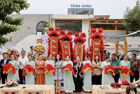 Ra mắt Thương hiệu Trà sữa Tacerla Tea House- Ảnh 1. Ban lãnh đạo Trân Châu Beach & Resort cắt băng khánh thành khai trương thương hiệu Tacerla Tea House