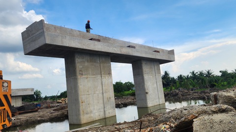 Rút ngắn thời gian hoàn thành cầu Nhơn Trạch- Ảnh 2. Sau khi nhận bàn giao mặt bằng, chủ đầu tư đã tổ chức thi công cầu Nhơn Trạch ở phía bên địa bàn Đồng Nai - Ảnh: H.MI