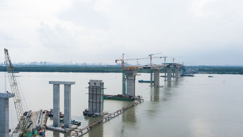 Rút ngắn thời gian hoàn thành cầu Nhơn Trạch- Ảnh 1. Cầu Nhơn Trạch thuộc dự án vành đai 3 TP.HCM đang thi công nối qua địa bàn Đồng Nai - Ảnh: H.MI