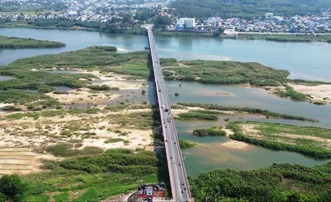 Quảng Ngãi: Nhìn trụ cầu Trà Khúc 1 mà muốn rụng tim- Ảnh 3. Cầu Trà Khúc 1 xây dựng từ 60 năm trước, đã không còn đủ sức gồng gánh lượng xe hiện tại - Ảnh: TRẦN MAI