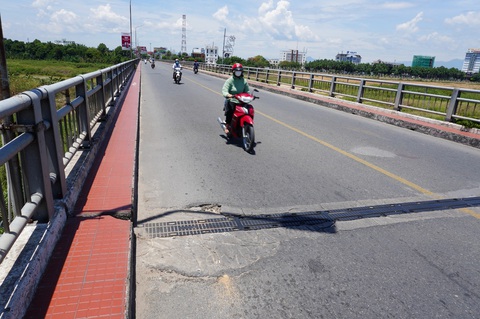 Quảng Ngãi: Nhìn trụ cầu Trà Khúc 1 mà muốn rụng tim- Ảnh 2. Nhiều điểm bong tróc trên mặt cầu được