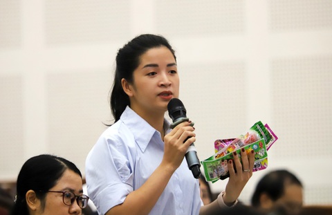 Hàng rong tràn lan: Giám đốc Sở Công Thương nói nếu không có người mua thì không có người bán- Ảnh 1. Đại biểu Trần Thị Khánh Linh mang bánh kẹo trôi nổi tới nghị trường chất vấn giám đốc Sở Công Thương Nghệ An - Ảnh: DOÃN HÒA
