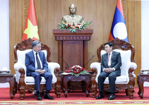 Chủ tịch nước Tô Lâm gặp lãnh đạo, nguyên lãnh đạo cấp cao Lào- Ảnh 3. Chủ tịch nước Tô Lâm và Chủ tịch Quốc hội Lào Saysomphone Phomvihane trong cuộc hội kiến ngày 11-7 - Ảnh: TTXVN