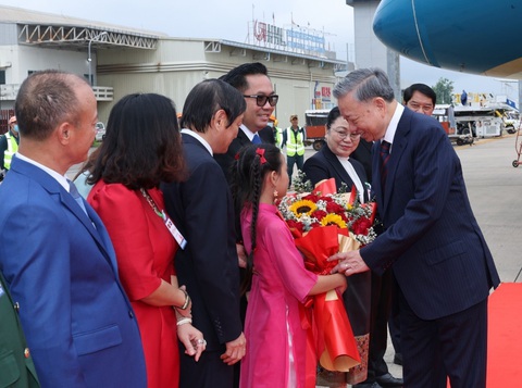 Thiếu nhi Việt Nam tặng hoa cho Chủ tịch nước Tô Lâm tại sân bay Wattay sáng 11-7 - Ảnh: TTXVN Thiếu nhi Việt Nam tặng hoa cho Chủ tịch nước Tô Lâm tại sân bay Wattay sáng 11-7 - Ảnh: TTXVN