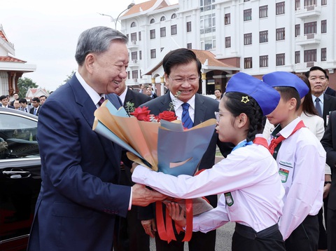 Lào tổ chức lễ đón trọng thể Chủ tịch nước Tô Lâm- Ảnh 4. Thiếu nhi Lào tặng hoa cho Chủ tịch nước Tô Lâm - Ảnh: TTXVN