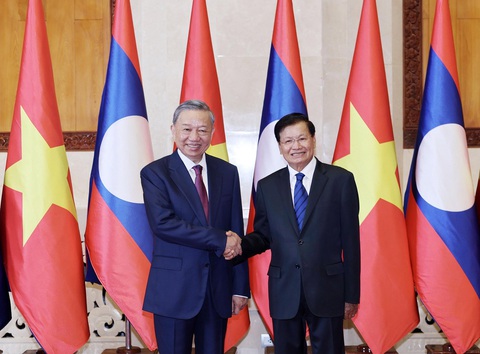 Lào tổ chức lễ đón trọng thể Chủ tịch nước Tô Lâm- Ảnh 2. Chủ tịch nước Tô Lâm và Tổng bí thư, Chủ tịch nước Lào Thongloun Sisoulith bắt tay trước khi hội đàm - Ảnh: TTXVN