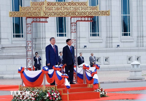 Lào tổ chức lễ đón trọng thể Chủ tịch nước Tô Lâm- Ảnh 5. Hai nhà lãnh đạo Việt Nam và Lào trong lễ đón sáng 11-7 - Ảnh: TTXVN