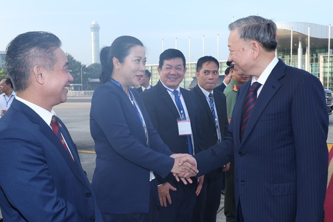 Chủ tịch nước Tô Lâm đã đến Vientiane, bắt đầu chuyến thăm cấp nhà nước Lào- Ảnh 4. Đại diện đại sứ quán và một số cơ quan ra tiễn Chủ tịch nước Tô Lâm - Ảnh: TTXVN
