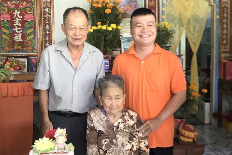 Trí Nhân cùng cha chụp ảnh kỷ niệm trong buổi tiệc mừng thọ người bà con. Từ khi mẹ qua đời, nhà chỉ còn hai cha con song mấy tháng mới gặp vì Nhân học và làm việc ở TP.HCM - Ảnh: NVCC Trí Nhân cùng cha chụp ảnh kỷ niệm trong buổi tiệc mừng thọ người bà con. Từ khi mẹ qua đời, nhà chỉ còn hai cha con song mấy tháng mới gặp vì Nhân học và làm việc ở TP.HCM - Ảnh: NVCC